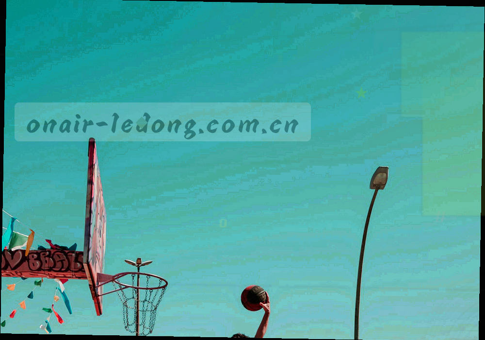 发布操作台特写，按键与状态指示灯清晰可见，屏幕画面不可辨认